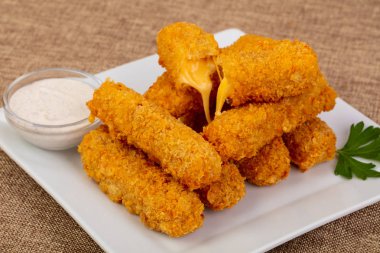 Kızarmış peynir sos ile sopa