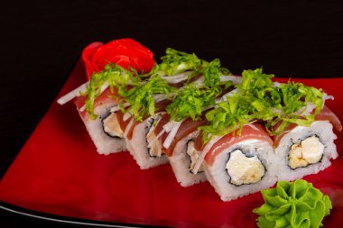 Ton balığı ve krema ile Japon rulo