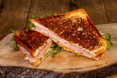 Jambonlu ve peynirli sandviç.