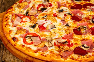 Sosis ve peynir pizza