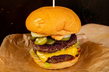 Et ve peynir ile lezzetli ev yapımı Hamburger