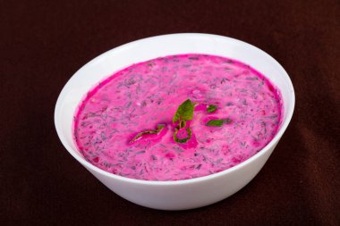 Pancar ve kefir ile Okroshka çorbası