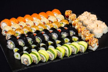 Japonca set balık ve pirinç ile rulo