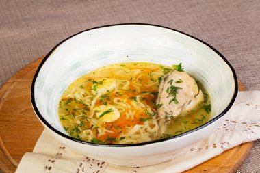 Bacak ve şehriye ile tavuk çorbası