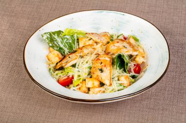 Tavuk ve parmesan peynirli sezar salatası.