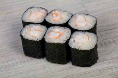 Karides ile Japon geleneksel rulo