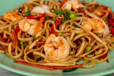 Udon karides ve biber ile