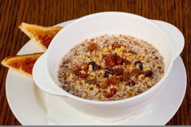 Buğday lapası ile fındık ve çilek