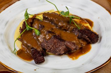 Kavrulmuş et sos ve patates püresi ile