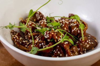 Sesam tohum servis kavrulmuş tavuk sakatat