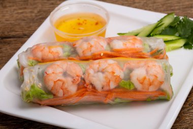 Vietnamca Spring roll karides ve sebze ile