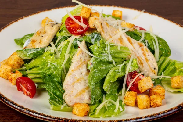 Salada Caesar Com Frango Queijo — Fotografia de Stock