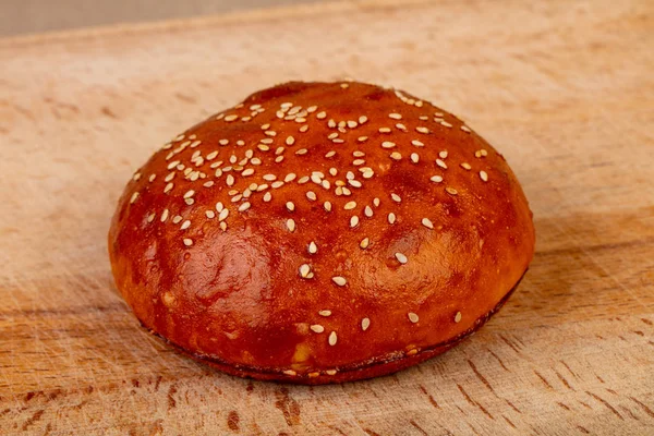 Hausgemachtes Schmackhaftes Brot Vor Hölzernem Hintergrund — Stockfoto