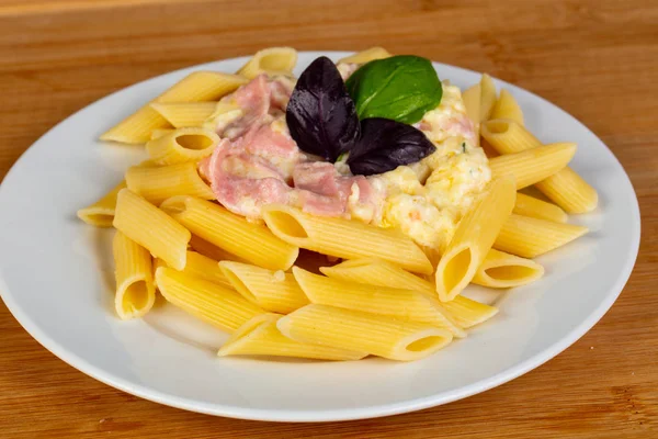 意大利面食通心粉代表罗勒叶 — 图库照片