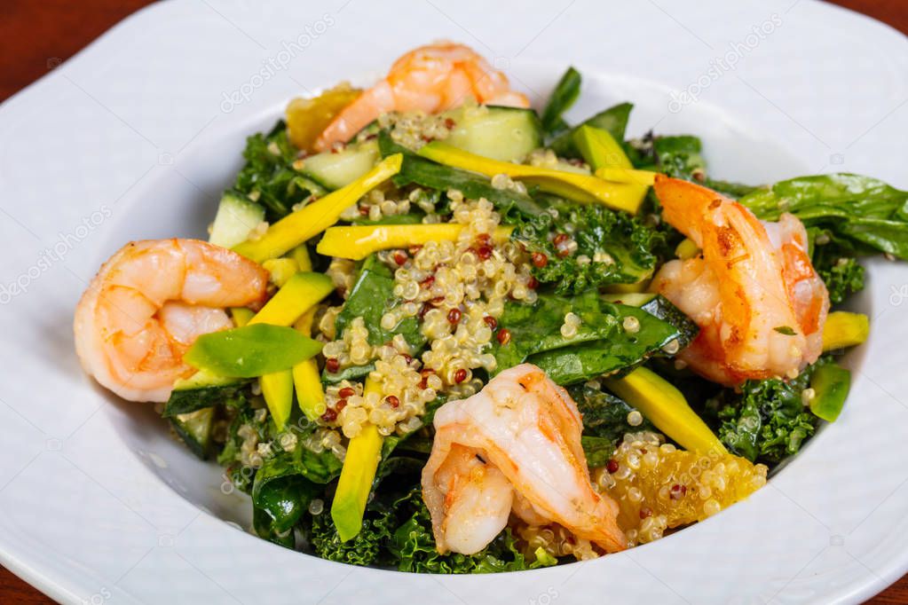 Salad with prawn and quinoa