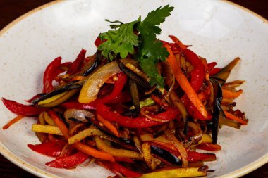 Ahşap üzerinde kişniş ile sebze sote