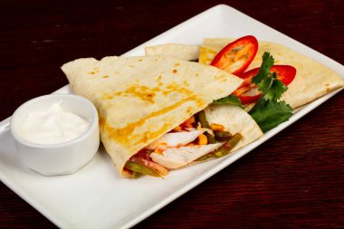 Tavuk ve sebzeli tortilla.