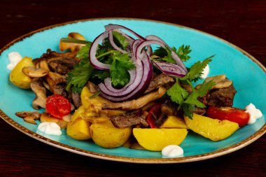 Sığır eti, patates ve mantar salatası