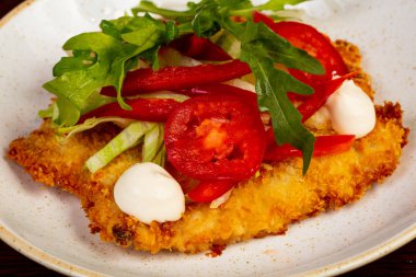 Sebze ile kavrulmuş domuz schnitzel