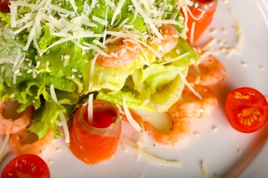 Sezar salata karides ve parmesan peyniri ile somon ile