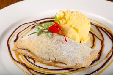 Apple strudel dondurma ile