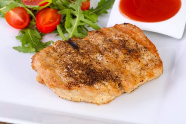 Izgara domuz sos ve salata sosu ile