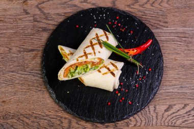 Somon soğan ve kırmızı biber servis tortilla rulo