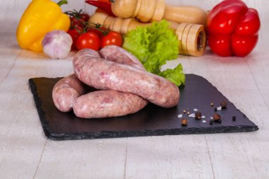 Çiğ domuz sosisi grill için hazır