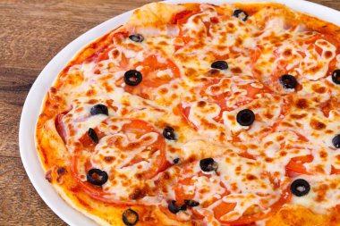 Margarita pizza zeytin, domates ve peynir ile