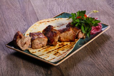 Domuz kebap Barbekü otlar ve ekmek servis