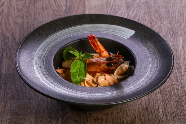 Fesleğen yaprakları ile deniz ürünleri makarna