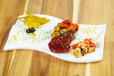 Dzadziki ile Yunan geleneksel meze