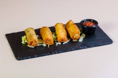 Bahar rulo domates sos ile 