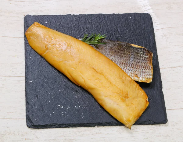 Baharat ile tuzlu beyaz balık füme