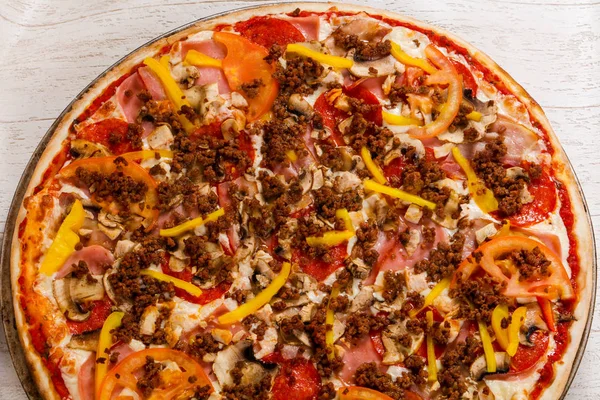 Kıyılmış et ve sebze pizza