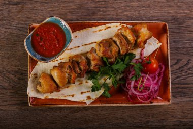 Domates soslu tavuk şiş