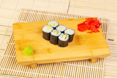 Lezzetli avokado mini suşi rulo