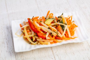 Lezzetli bir Asya Marine bambu sürgünleri ve sebze salatası