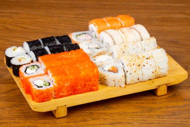 Lezzetli yılan balığı sushi roll seti