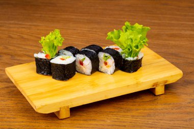 Marul ile lezzetli korkumu suşi rulo