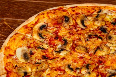 Mantar ve peynir pizza