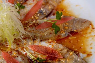 Carpaccio dorada balık ve sos ile