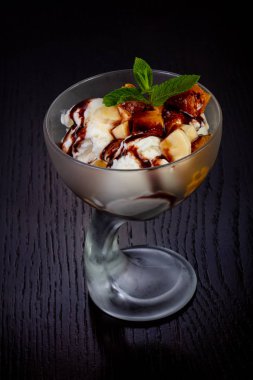 Karamel, şeftali ve muz ile lezzetli dondurma alıntılar