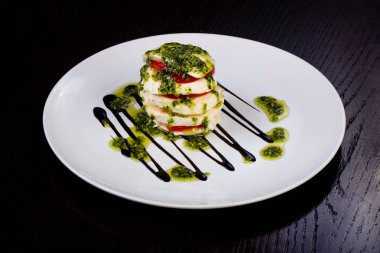 Ispanak ve sos lezzetli caprese salatası