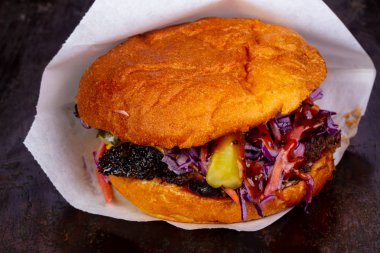 Burger çekti domuz ve kırmızı lahana