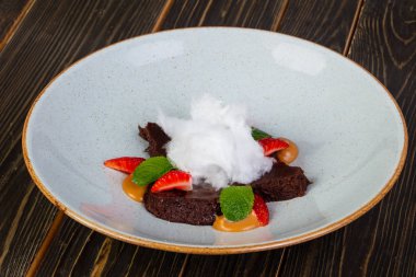 Nane brownie kek çilek ile hizmet