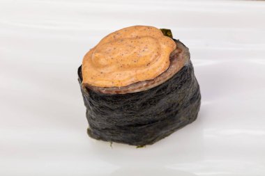 Soslu baharatlı gunkan suşisi.