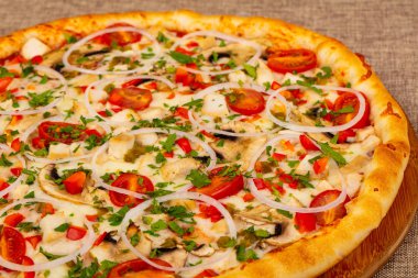 Mantar, peynir ve tavuk pizza