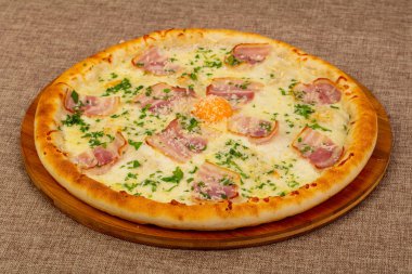 Pizza Carbonara jambon ve yumurta
