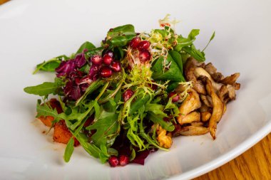 Salata tavuk karaciğer ve sedir fındık ile